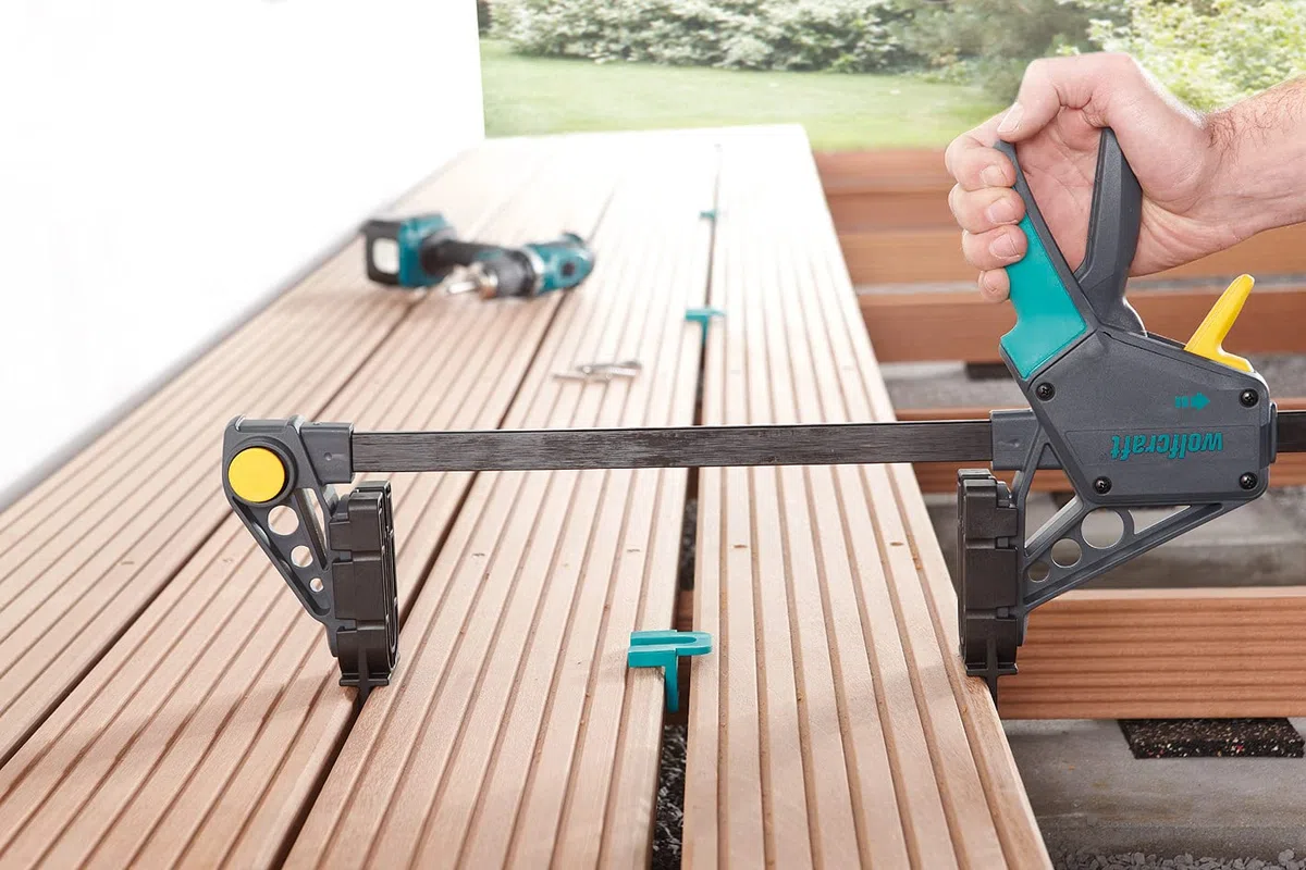 wolfcraft 6985000 - Serre-joint à Main pour Pose Terrasse, Noir & 6960000 - Kit de Perçage pour Terrasse Bois - Pour un Vissage des Lames de Terrasse - Pour Lames de 100 à 145 mm - 3 pièces
