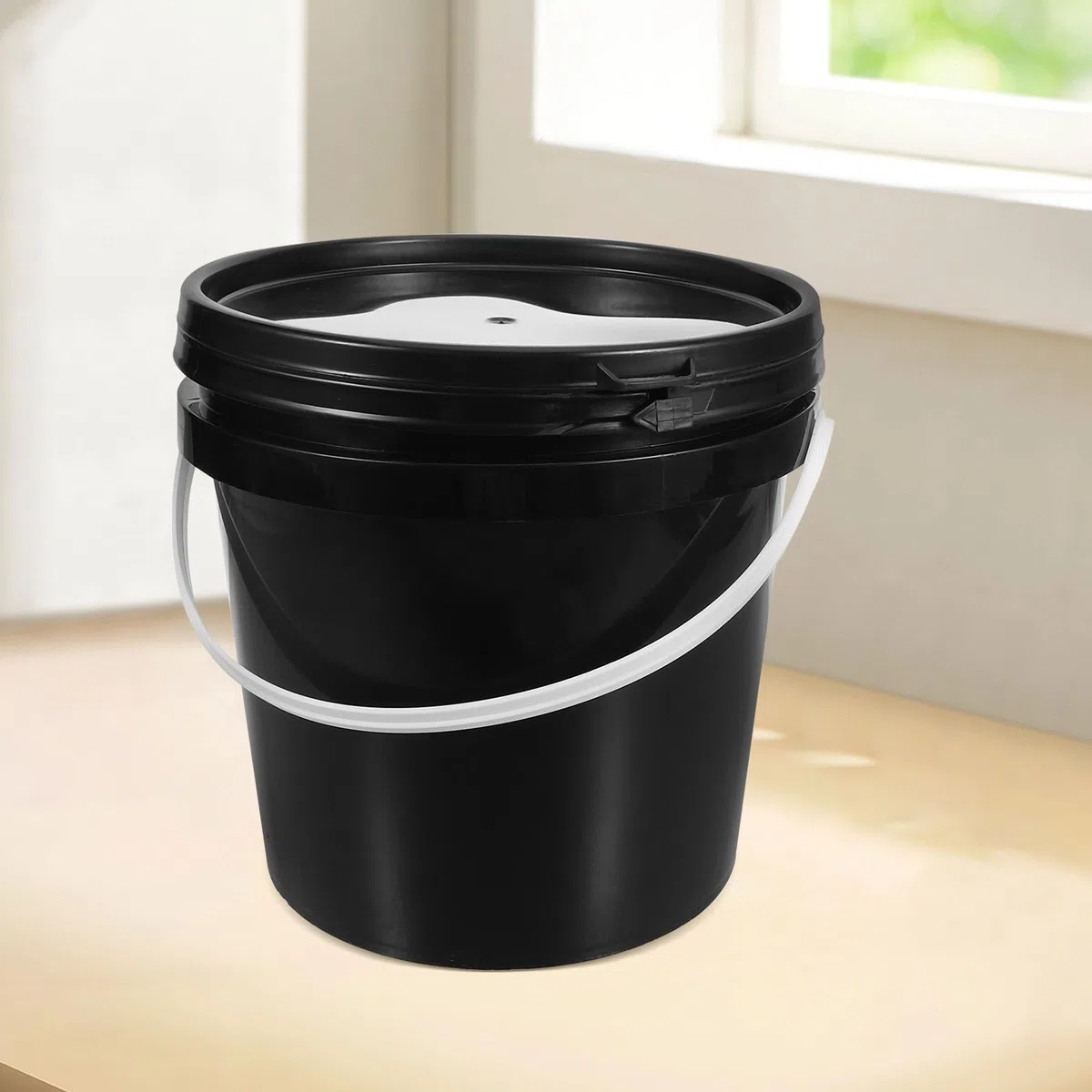 Bucket de Peinture Noir en Plastique Léger avec Poignée, Seau de Peinture avec Couvercle pour Rangement et Usage Quotidien à Domicile, Capacité 2l