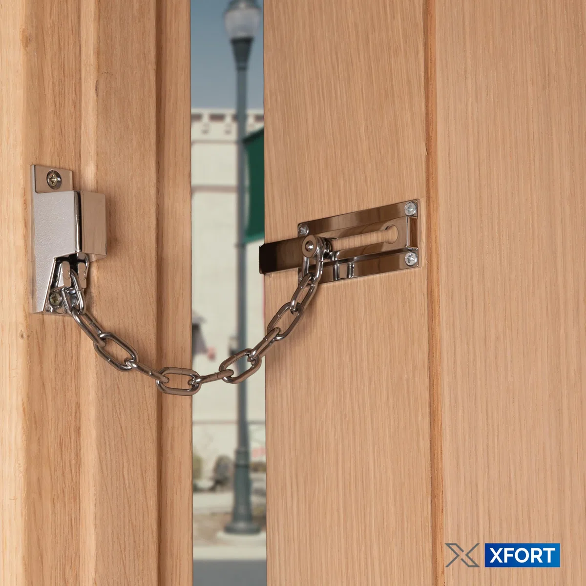 Chaîne de verrouillage de porte XFORT en chrome poli, chaîne de sécurité pour porte avant avec mécanisme de déverrouillage par clé externe.