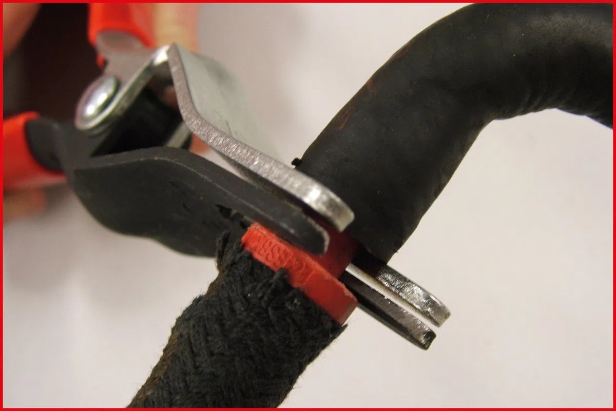 KS TOOLS 115.1044 - Pince Plate à Extraire les Durites - Gamme Classic - L. 195 mm