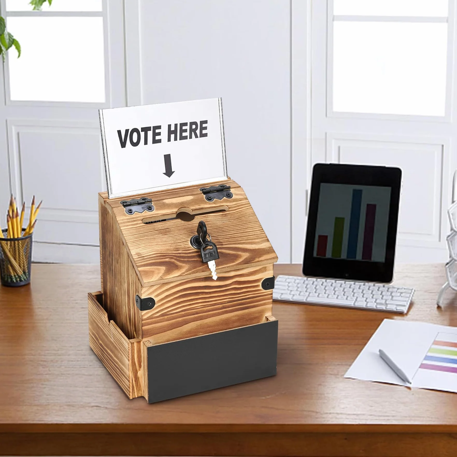 Boîte en bois proposant un compartiment à journaux, boîte aux lettres verrouillable et une urne