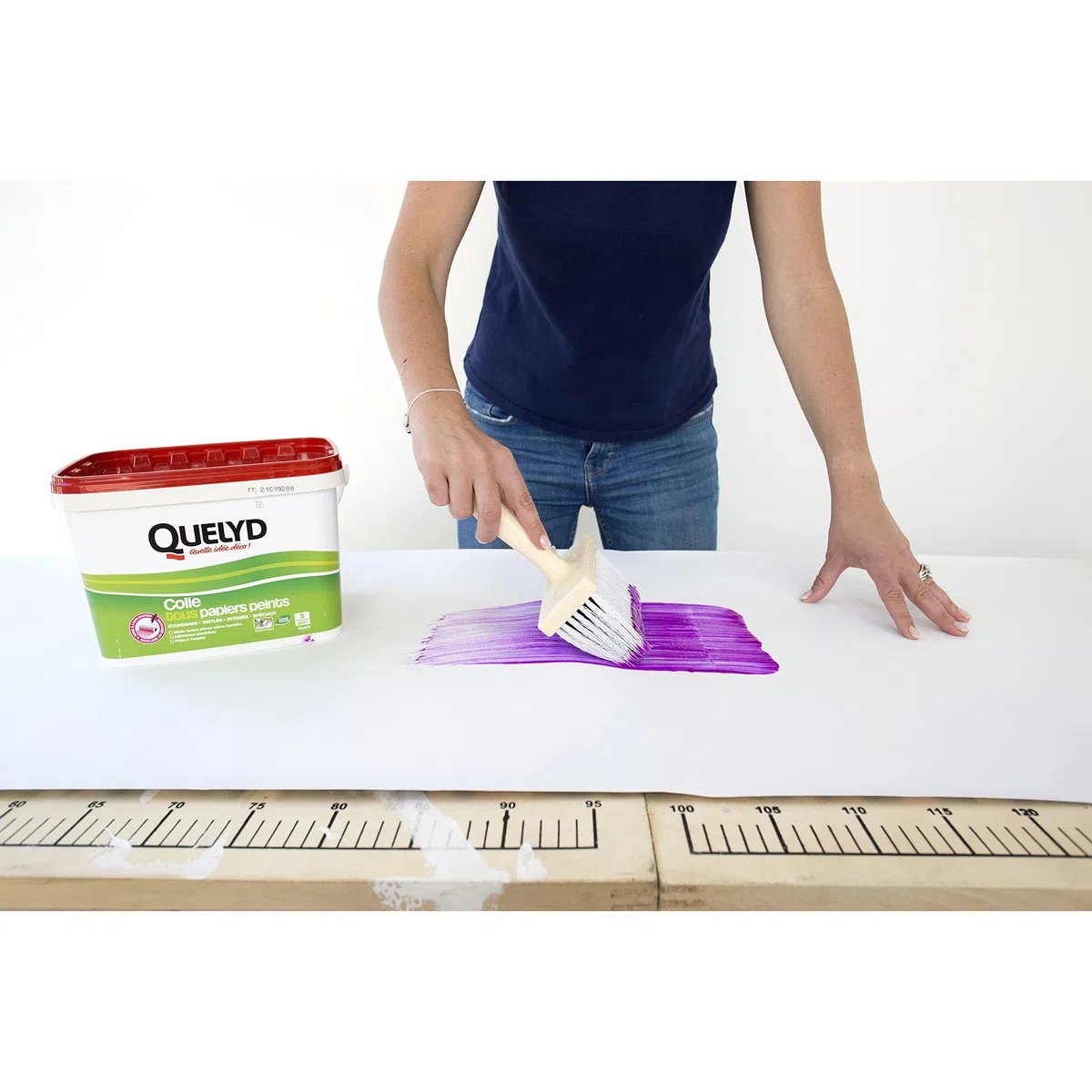 Quelyd Colle Tous Papiers Peints Avec Indicateur Coloré en Pâte – Prête à l'Emploi – Papiers Peints Intissés, Standards, Vinyles et Spéciaux – Sans Solvant – Seau de 5 Kg