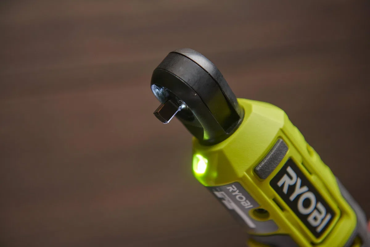 RYOBI - Clé à cliquet 4V USB Lithium - emmanchement carré 1/4’’ - 8 Nm - Livrée avec son câble USB-C & 1 batterie 4V 2,0 Ah USB Lithium - RR14W4-120G
