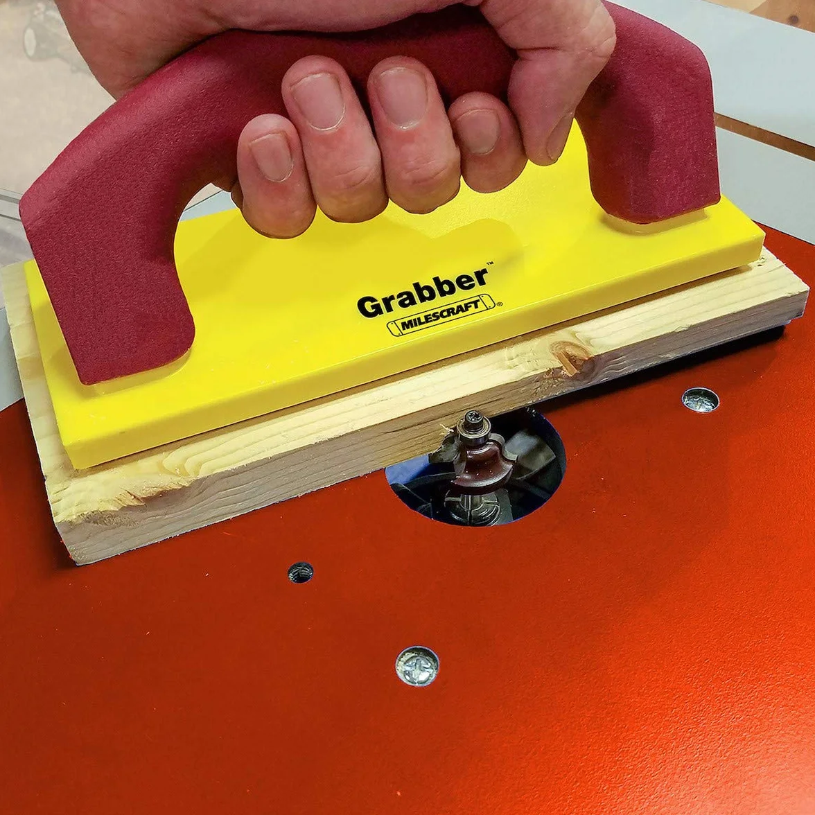 Milescraft Grabber 3403 Grabber Bloc poussoir pour scies de table, tables de défonceuse, scies à ruban et joints, jaune/rouge