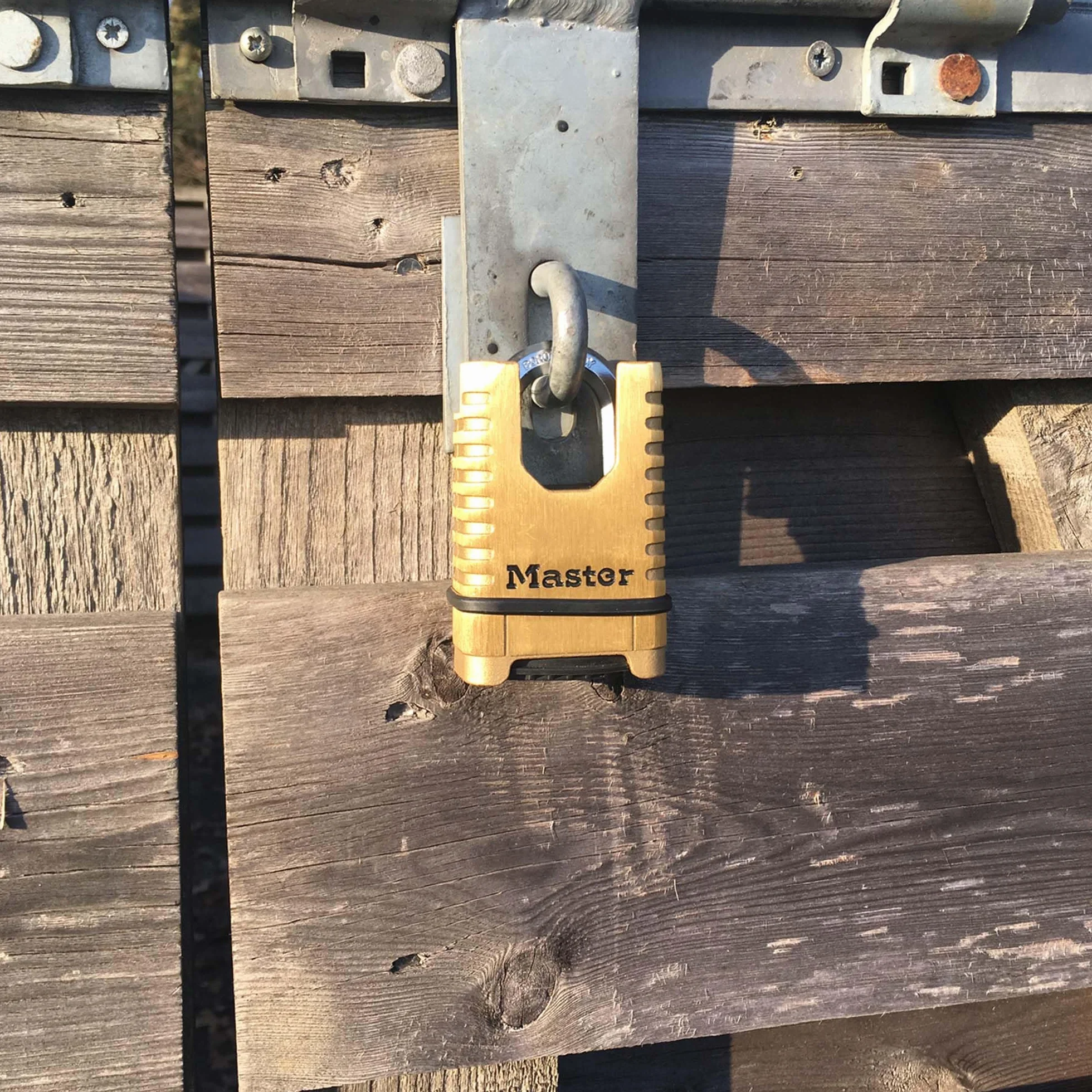 MASTER LOCK Cadenas en Laiton Massif Haute Sécurité [Anse Protégée][À Combinaison] M1177EURD - Anti-Rouille, Ultra Résistant et Imperméable