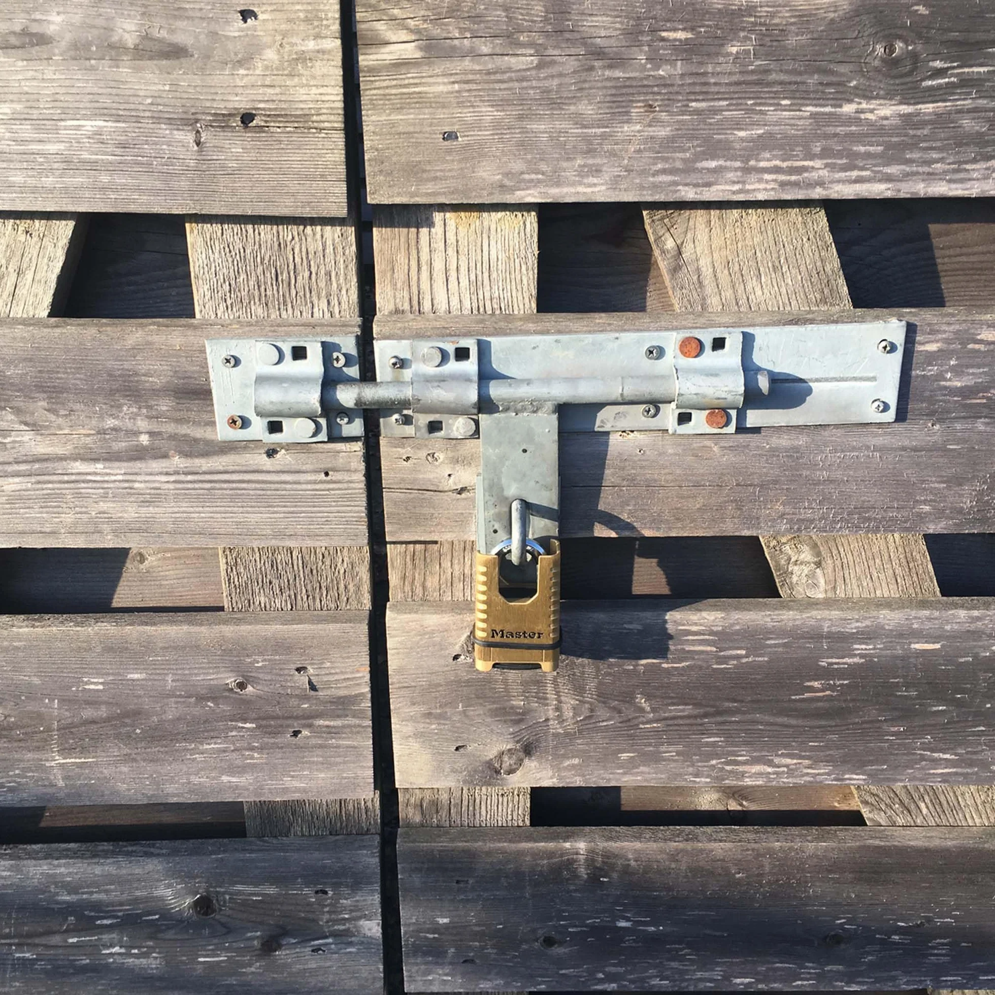 MASTER LOCK Cadenas en Laiton Massif Haute Sécurité [Anse Protégée][À Combinaison] M1177EURD - Anti-Rouille, Ultra Résistant et Imperméable
