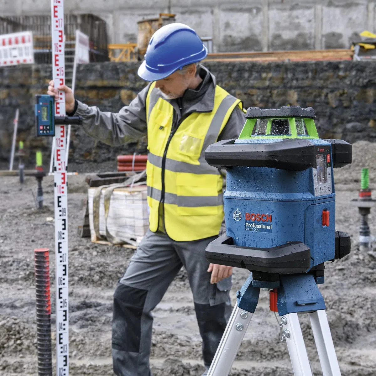 Bosch Professional 18V System laser rotatif GRL 650 CHVG (laser vert, mises à niveau extérieures, 1 batterie 18 V 4,0 Ah + chargeur, avec application dédiée, portée : jusqu’à 650 m, dans coffret)