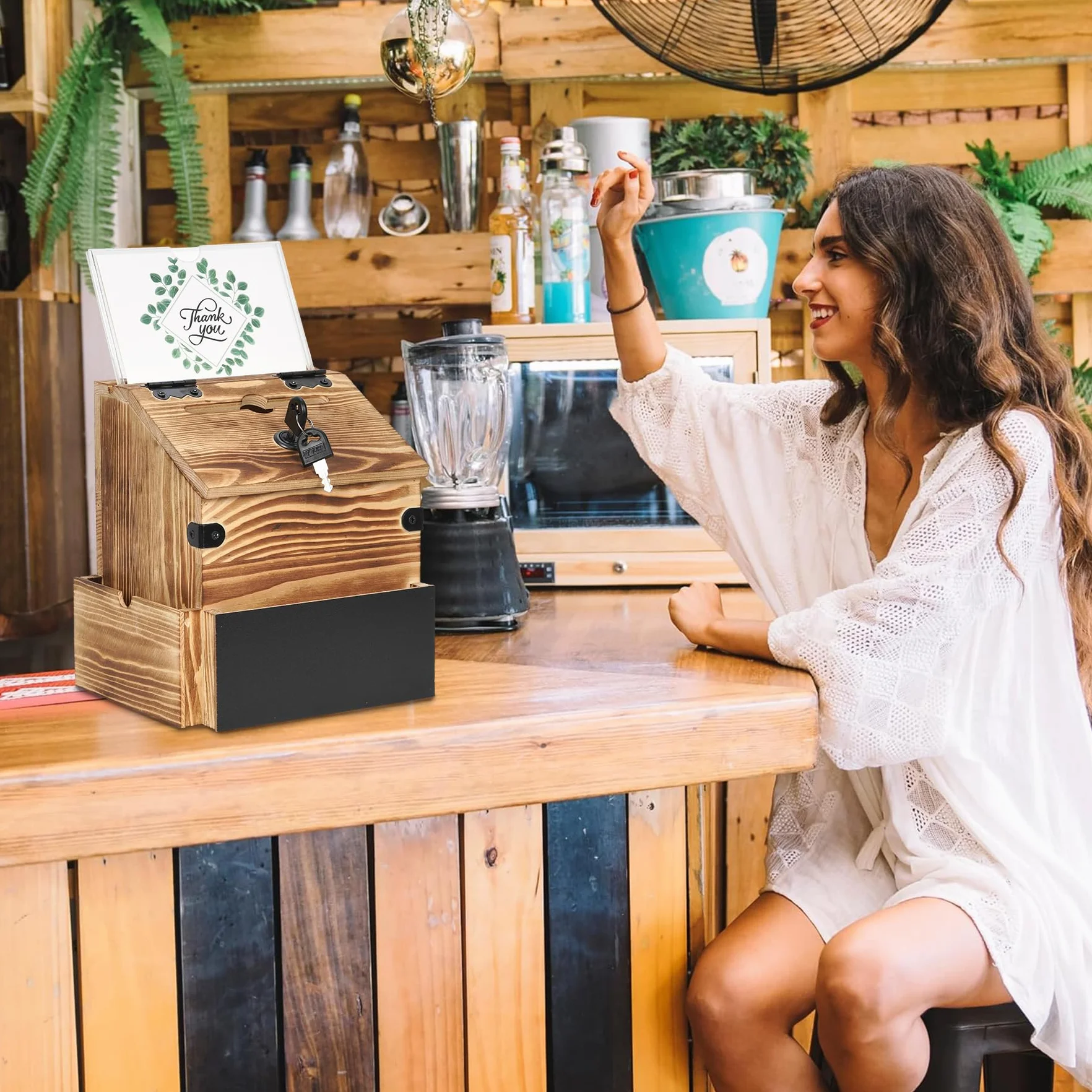 Boîte en bois proposant un compartiment à journaux, boîte aux lettres verrouillable et une urne