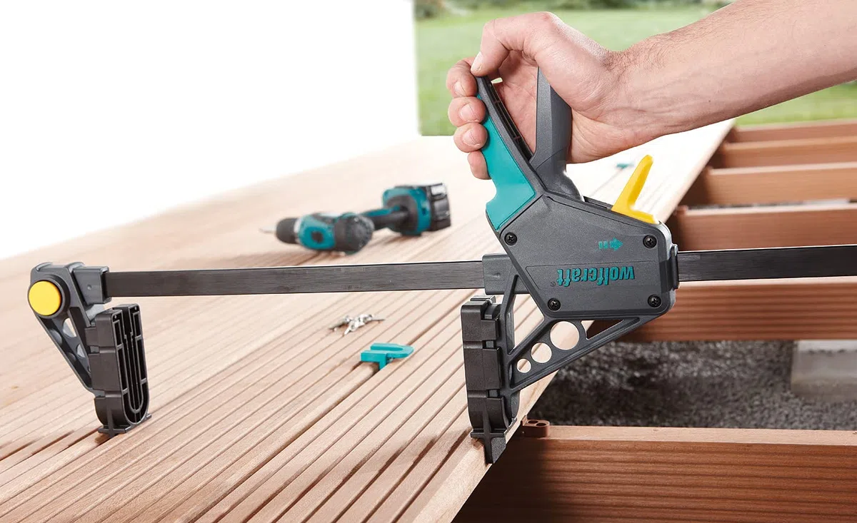 wolfcraft 6985000 - Serre-joint à Main pour Pose Terrasse, Noir & 6960000 - Kit de Perçage pour Terrasse Bois - Pour un Vissage des Lames de Terrasse - Pour Lames de 100 à 145 mm - 3 pièces