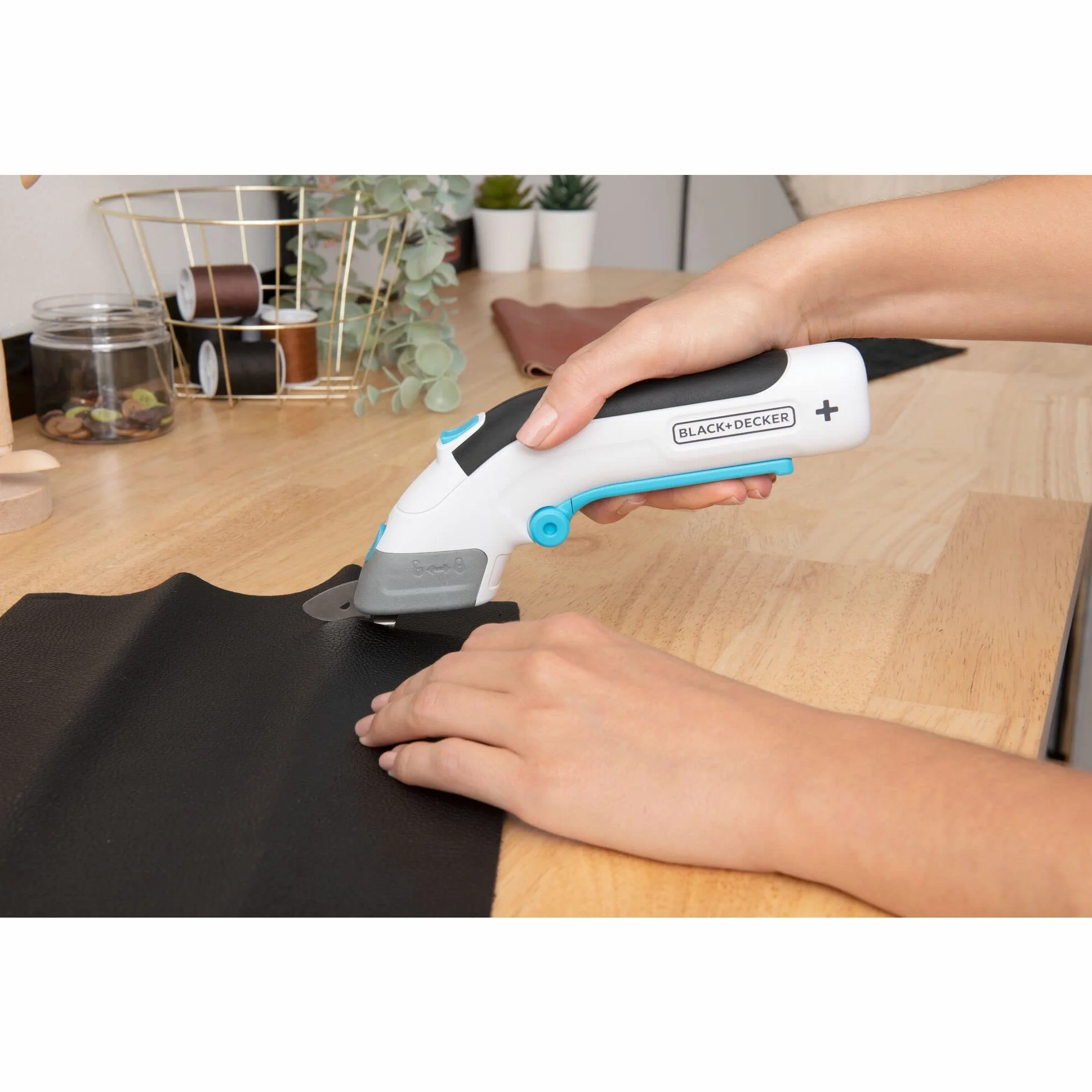 BLACK+DECKER Ciseau Electrique Sans Fil 3.6V Gamme Crafting Bcsc115-Xj