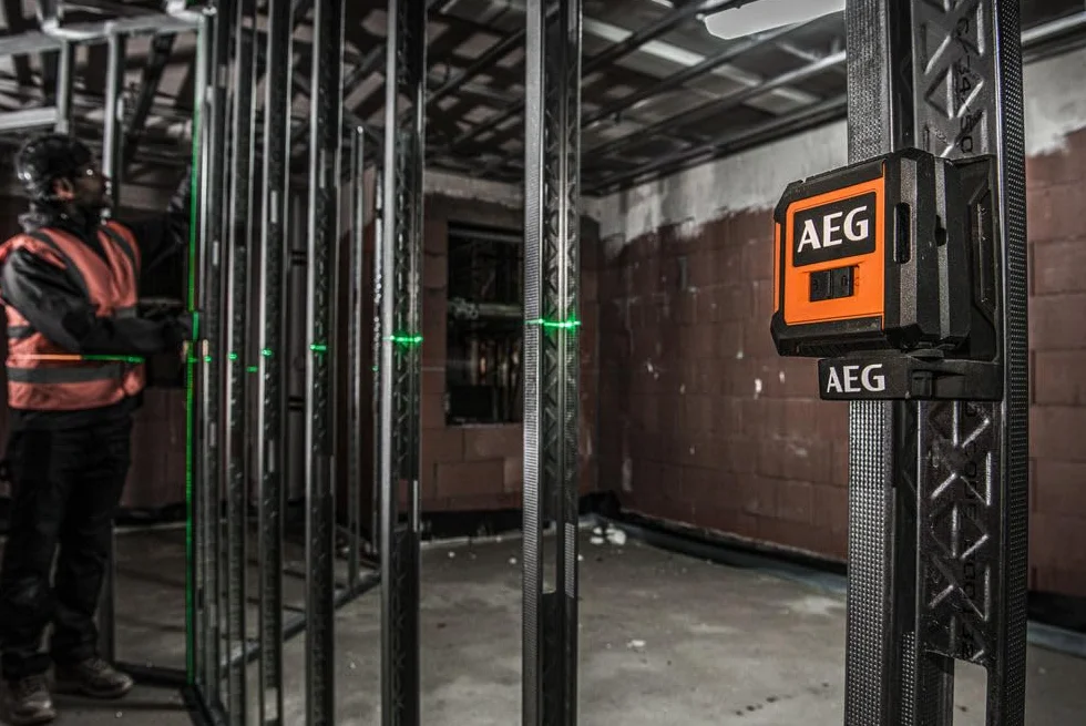 AEG Niveau Laser Croix Vert CLG220-K – Portée 20 m, Haute Visibilité, Auto-Nivelant, IP54, Support Magnétique, Pince Murale, Plaque Cible et Sac de Transport Inclus