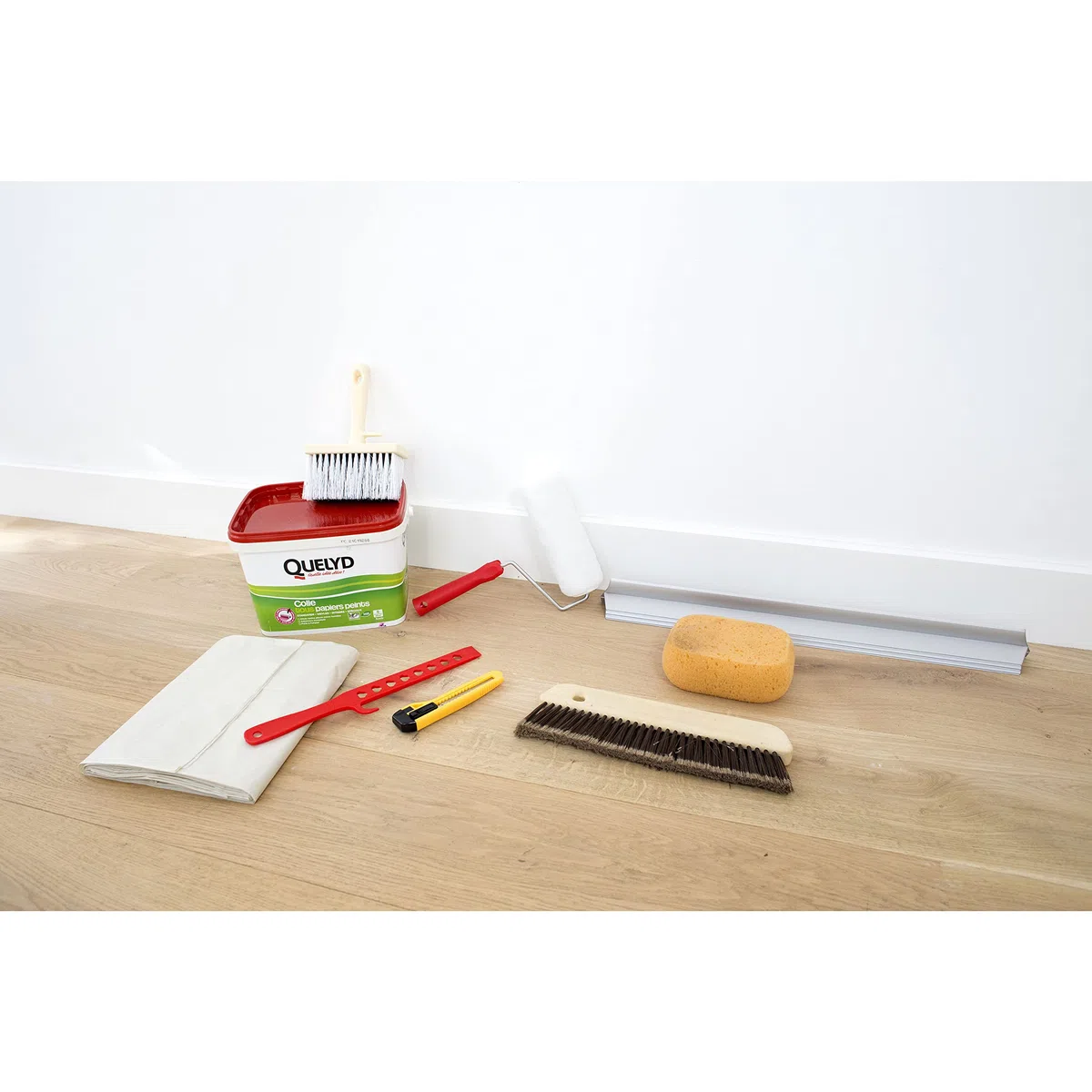 Quelyd Colle Tous Papiers Peints Avec Indicateur Coloré en Pâte – Prête à l'Emploi – Papiers Peints Intissés, Standards, Vinyles et Spéciaux – Sans Solvant – Seau de 5 Kg