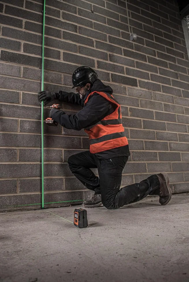 AEG Niveau Laser Croix Vert CLG220-K – Portée 20 m, Haute Visibilité, Auto-Nivelant, IP54, Support Magnétique, Pince Murale, Plaque Cible et Sac de Transport Inclus