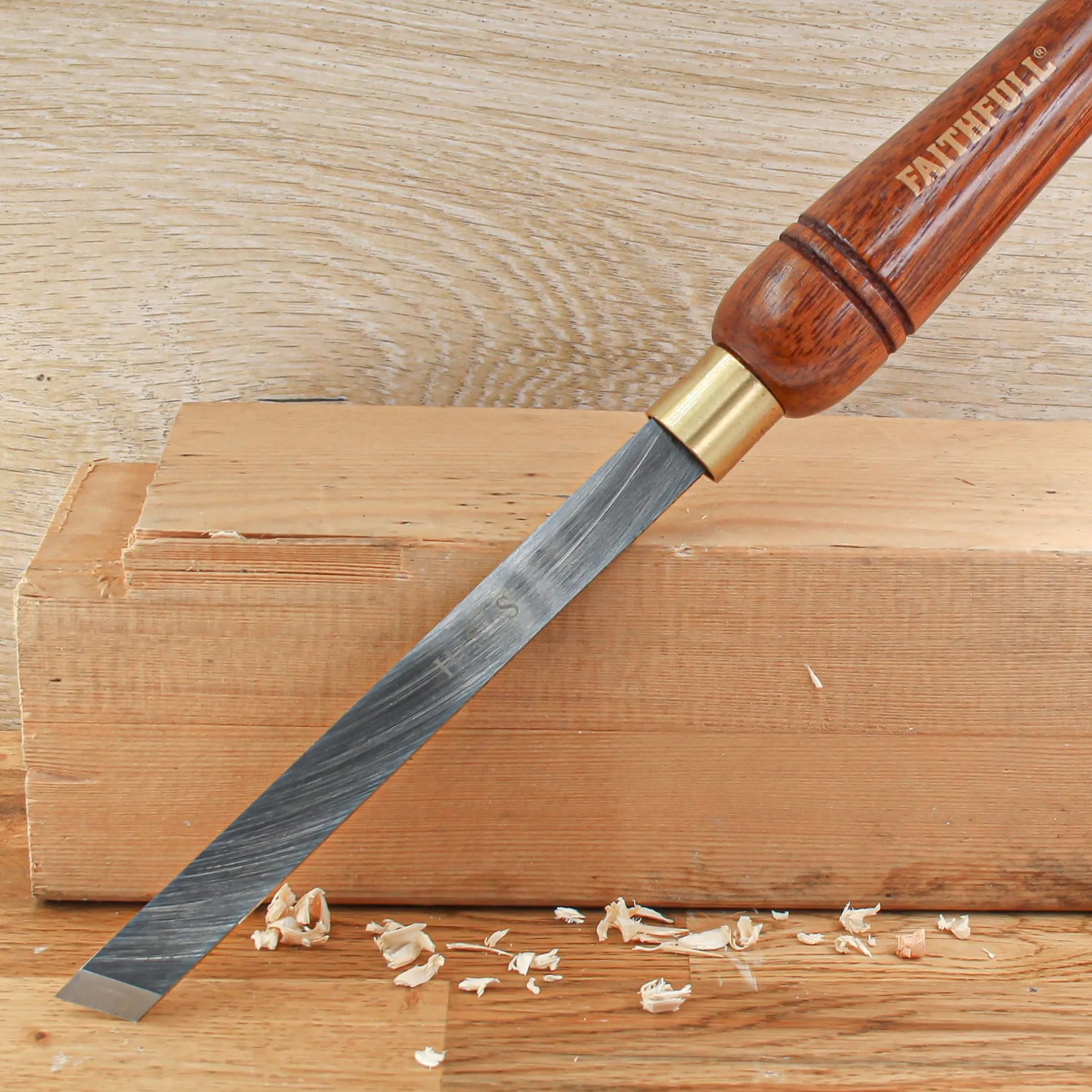 Ciseau à bois Faithfull HSS pleine longueur - 15 mm, lame inclinée, longueur 160 mm, longueur totale 410 mm - Manche en bois certifié FSC