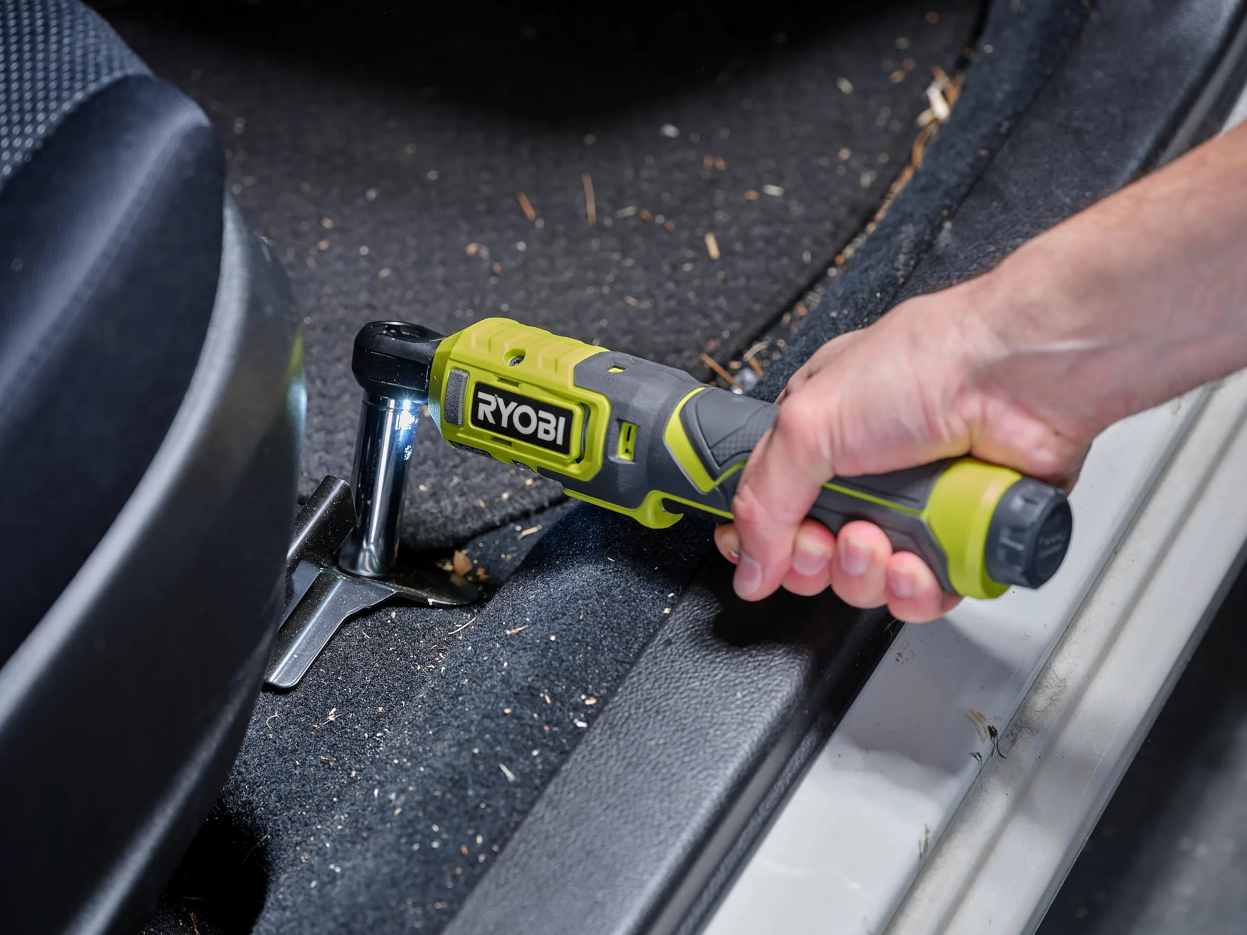 RYOBI - Clé à cliquet 4V USB Lithium - emmanchement carré 1/4’’ - 8 Nm - Livrée avec son câble USB-C & 1 batterie 4V 2,0 Ah USB Lithium - RR14W4-120G