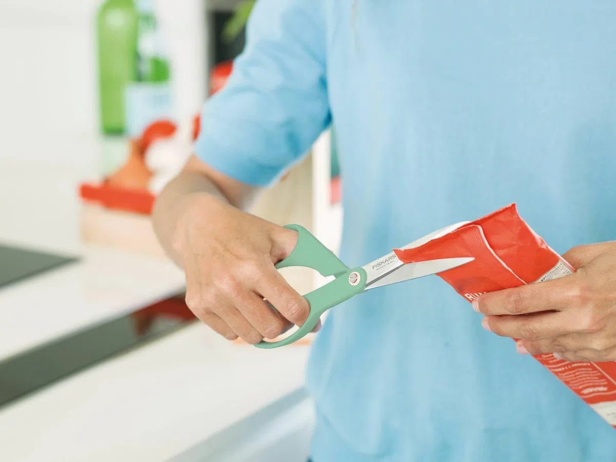 Fiskars Inspiration Ciseaux Universels de 21 cm, Fabriqués en Finlande | Lames en Acier Inoxydable Affûtées avec Précision, Manche Ergonomique, Lavables au Lave-Vaisselle, Couleur Menthe, 1084003