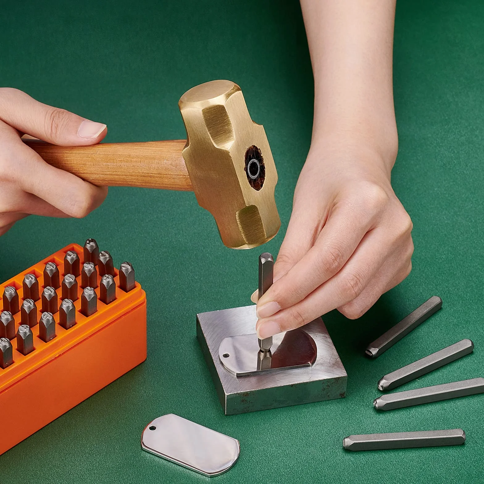 PH PandaHall 1 Livre Marteau en Laiton Marteau de Bijoux en Laiton avec Manche en Bois pour les Outils de Fabrication de Bijoux Artisanale le Travail des Métaux Bracelets Bagues, 298x76x30mm