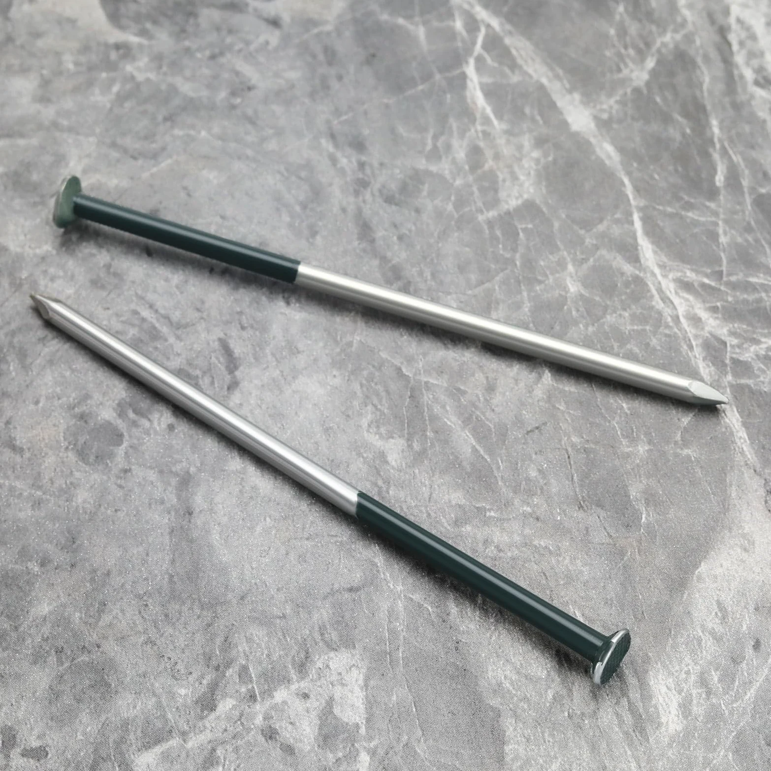 50pcs Clous de Gazon Artificiel Vert Foncé 5mm X 150mm Ensemble de Clous à Tête Ronde Galvanisés pour Sécuriser le Tissu de Tapis de Mauvaises Herbes le Filet le Tapis de Sol et Plus Encore