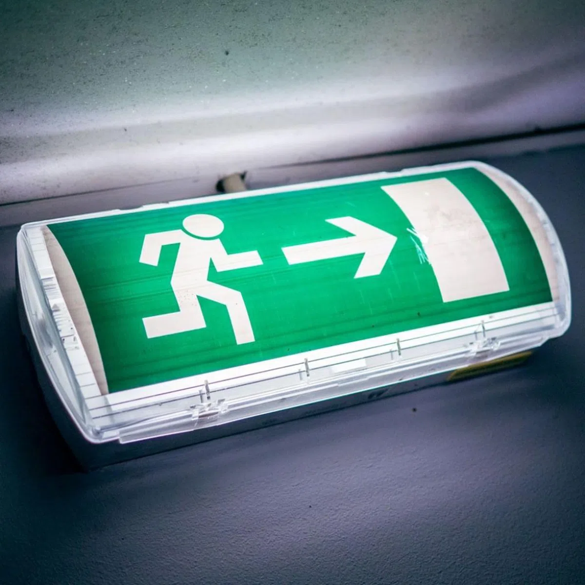 V-TAC Lampe de Secours LED 4 en 1 pour Plafond et Mur - Visible à 30 Mètres - Bouton d'Autotest - Éclairage de Sortie de Secours et Issue de Secours - Exit - 4 Signalisations Incluses - Lumière 6000K