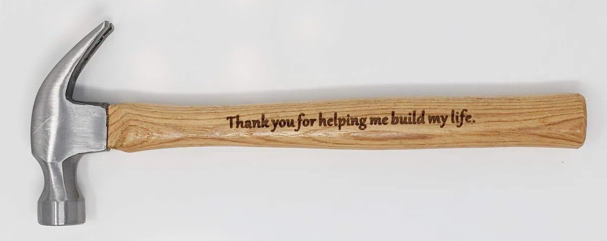 Cadeau vraiment spécial pour les papas - Marteau gravé : « Merci de m'avoir aidé à construire ma vie » et « Quand il s'agit d'être père, tu as réussi ! »
