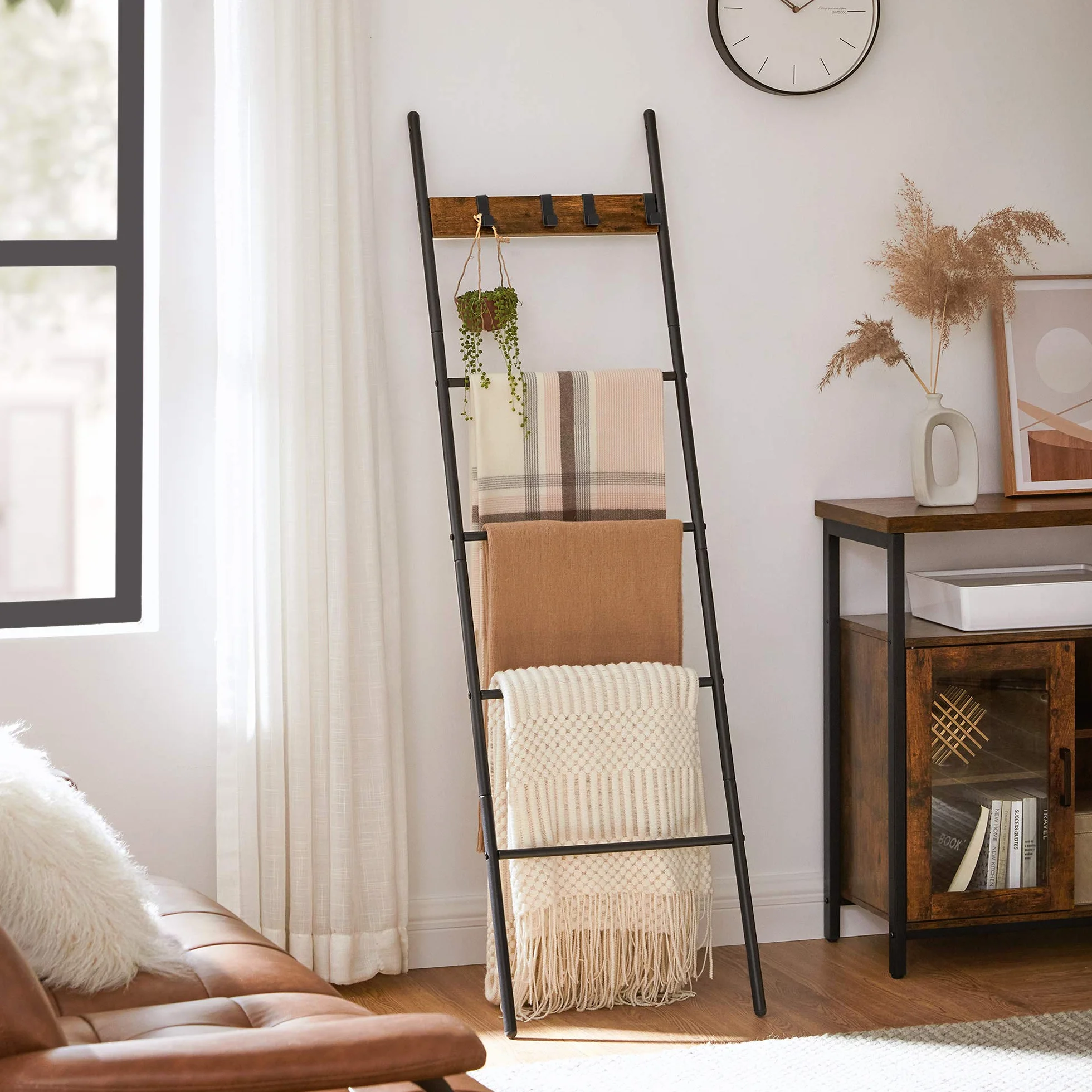 VASAGLE Étagère échelle inclinée, Porte-serviettes, 5 niveaux, 44 x 160 cm, gain de place, cadre en acier, 4 crochets, pour couvertures, serviettes, style industriel, Marron Rustique et Noir LLS016B01