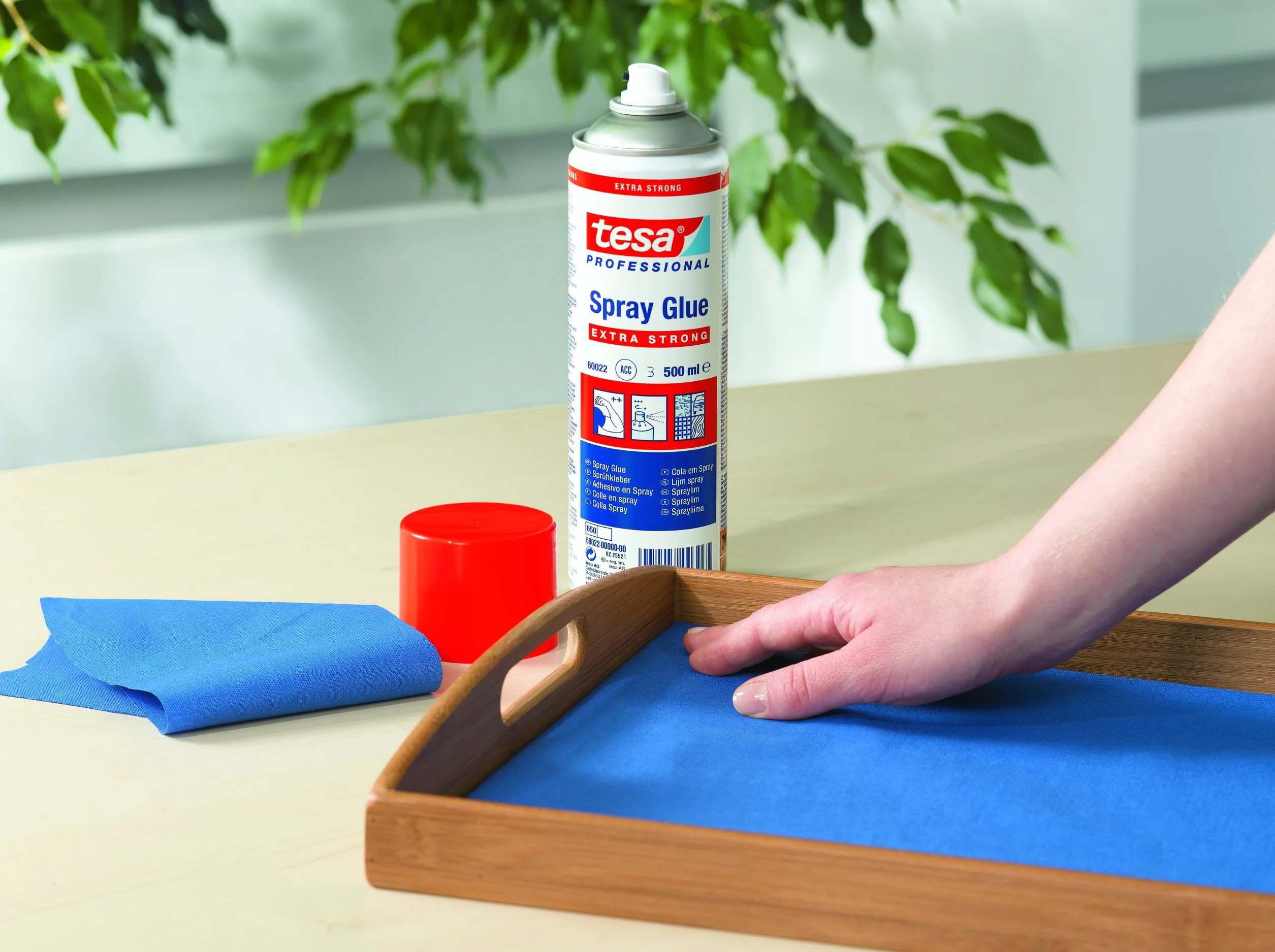 tesa Colle en Spray Extra Forte Professionnelle – Collage Permanent pour Tous Types de Matériaux (Caoutchouc, Tissus, Cuir, etc.) – Sans Silicone – 500 ml