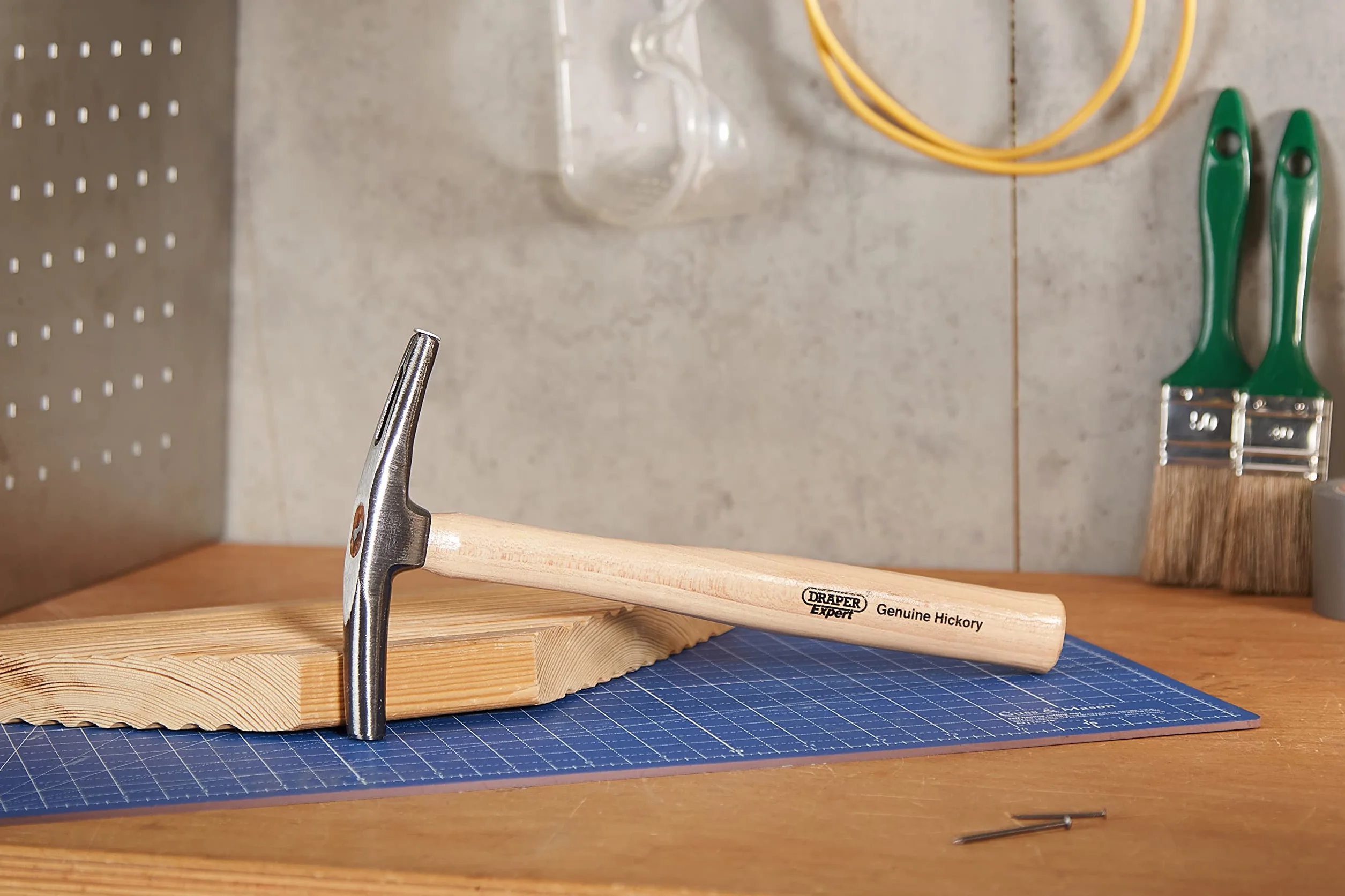Draper Marteau de tapissier aimanté manche hickory 190g Expert 19724