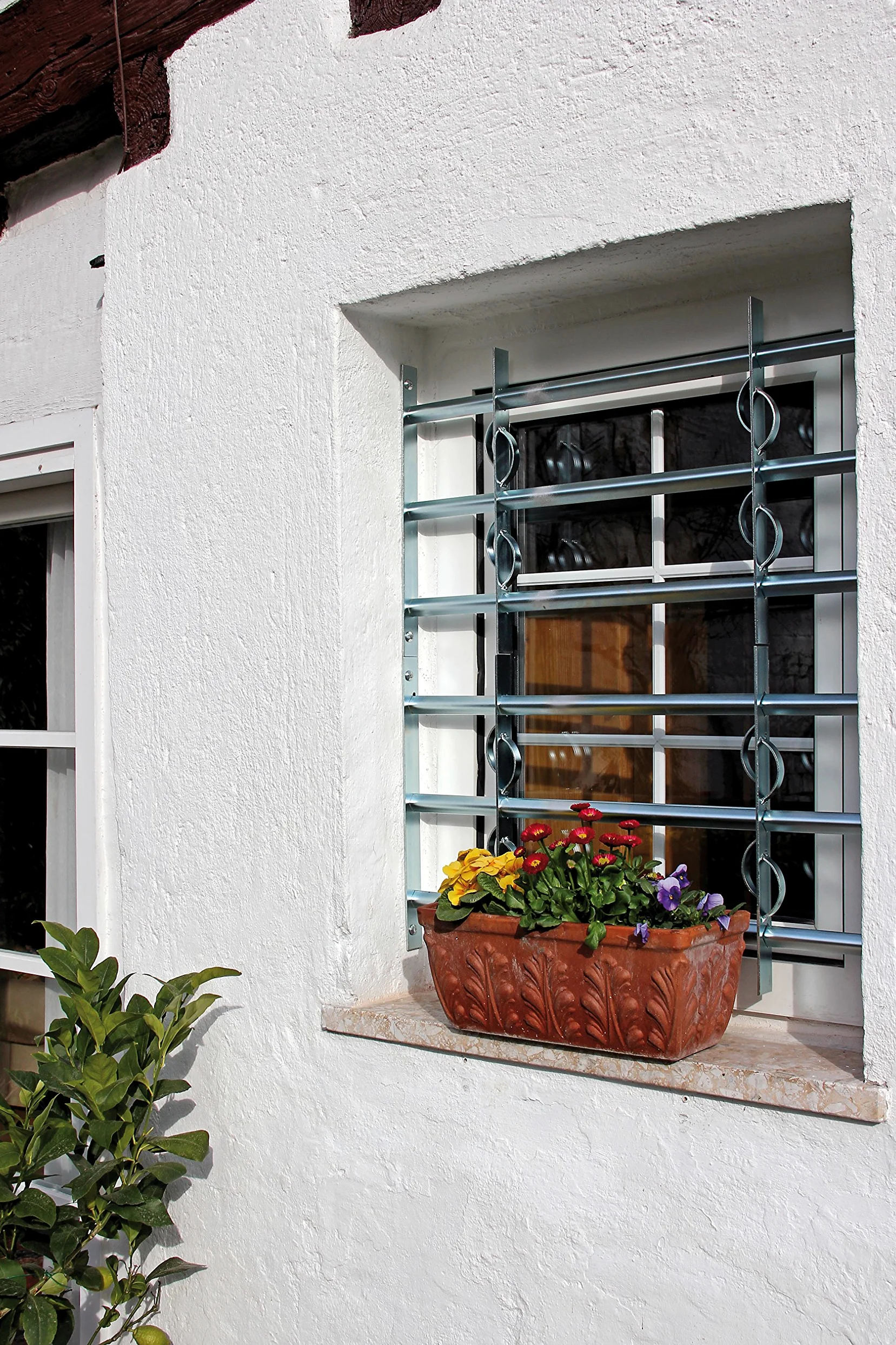 Alberts 563646 Grille de fenêtre de style Secorino | coulissante, pour les fenêtres extérieures | grille de protection anti-effraction | galvanisée, en bleu | 600 x 500-650 mm