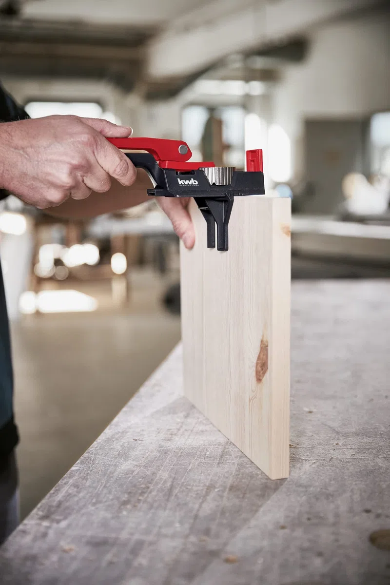 kwb Cheveux/cheville avec règle de 30 cm, trous de 3 à 12 mm avec trous de base, pochoir de perçage droit en bois, métal et plus encore, perceuse à chevilles | Corps plastique robuste | perçages 3–12 mm, d’avant-trou inclus | patins caoutchouc antidérapan