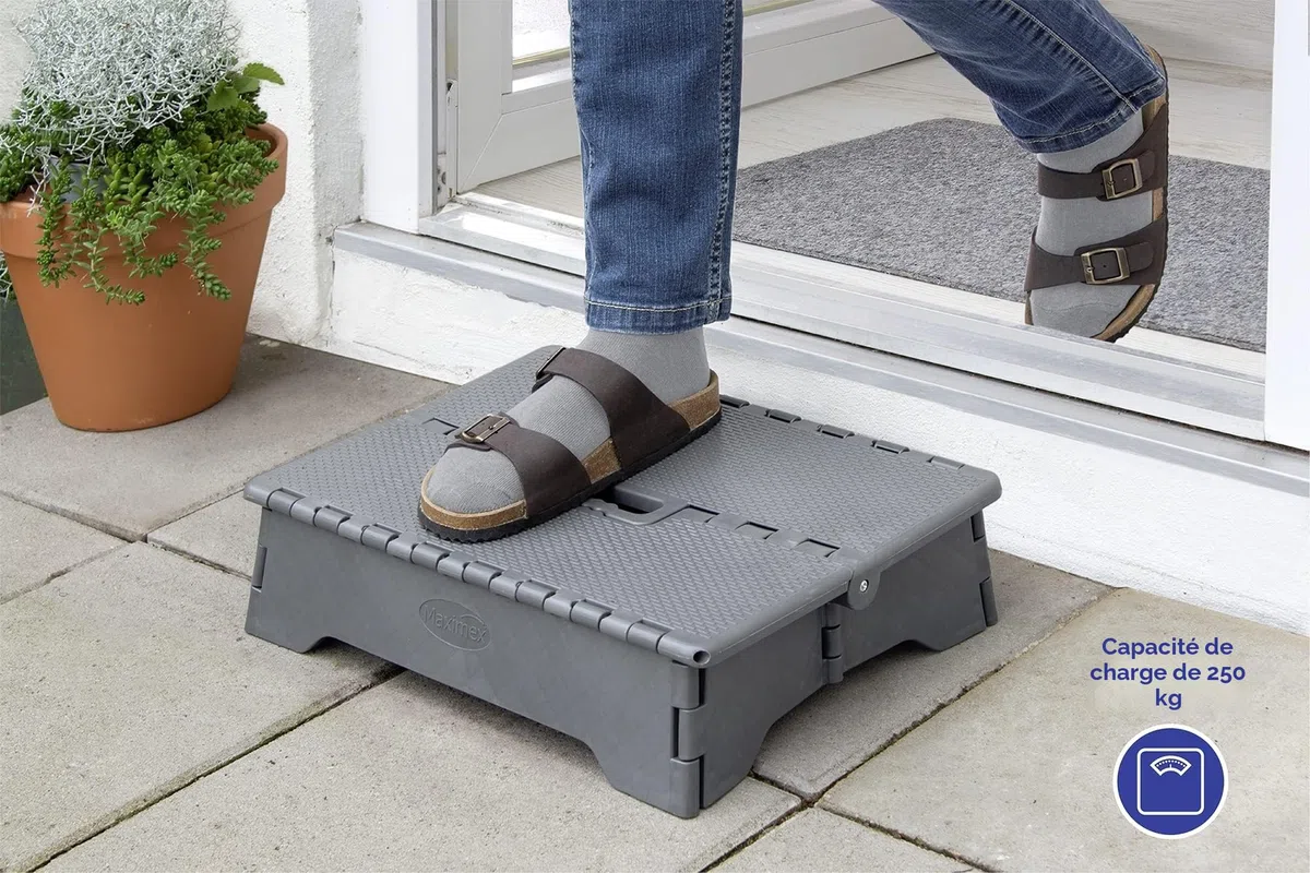 WENKO Marche Pliable | Marche très Stable avec Surface antidérapante jusqu'à 250 kg | Marche de sécurité Pliable Pieds antidérapants pour intérieur et extérieur | Poignet intégrée | 28x40x10cm