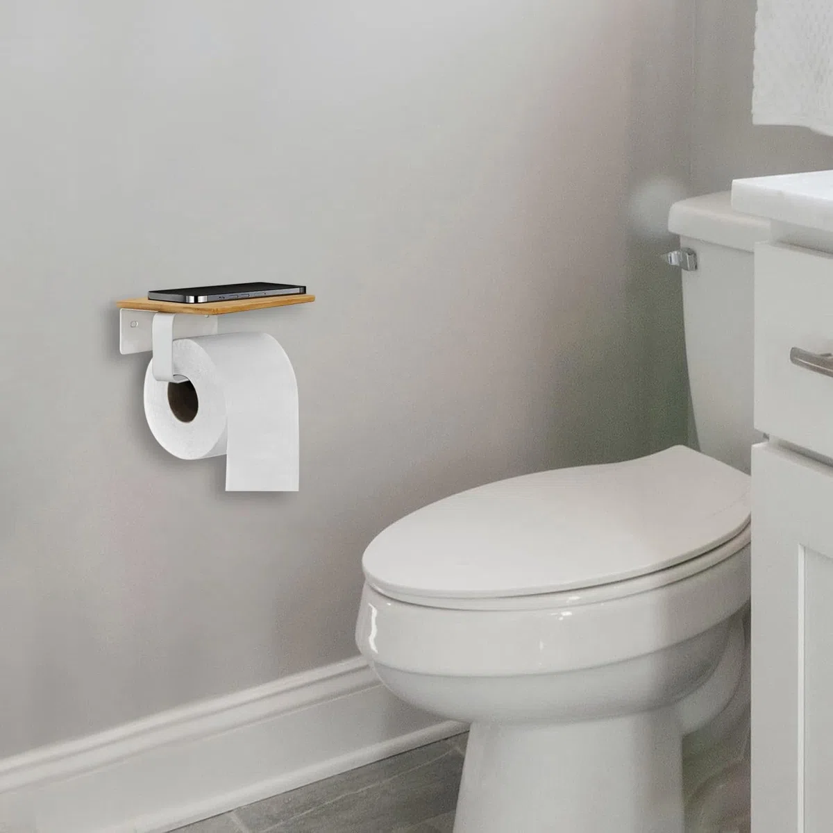 Porte Rouleau Papier Toilette Adhesif sans Percage Derouleur WC Murale avec Étagère en Bambou 2 en 1 Support Papier Toilette Mural avec Perçage Blanc