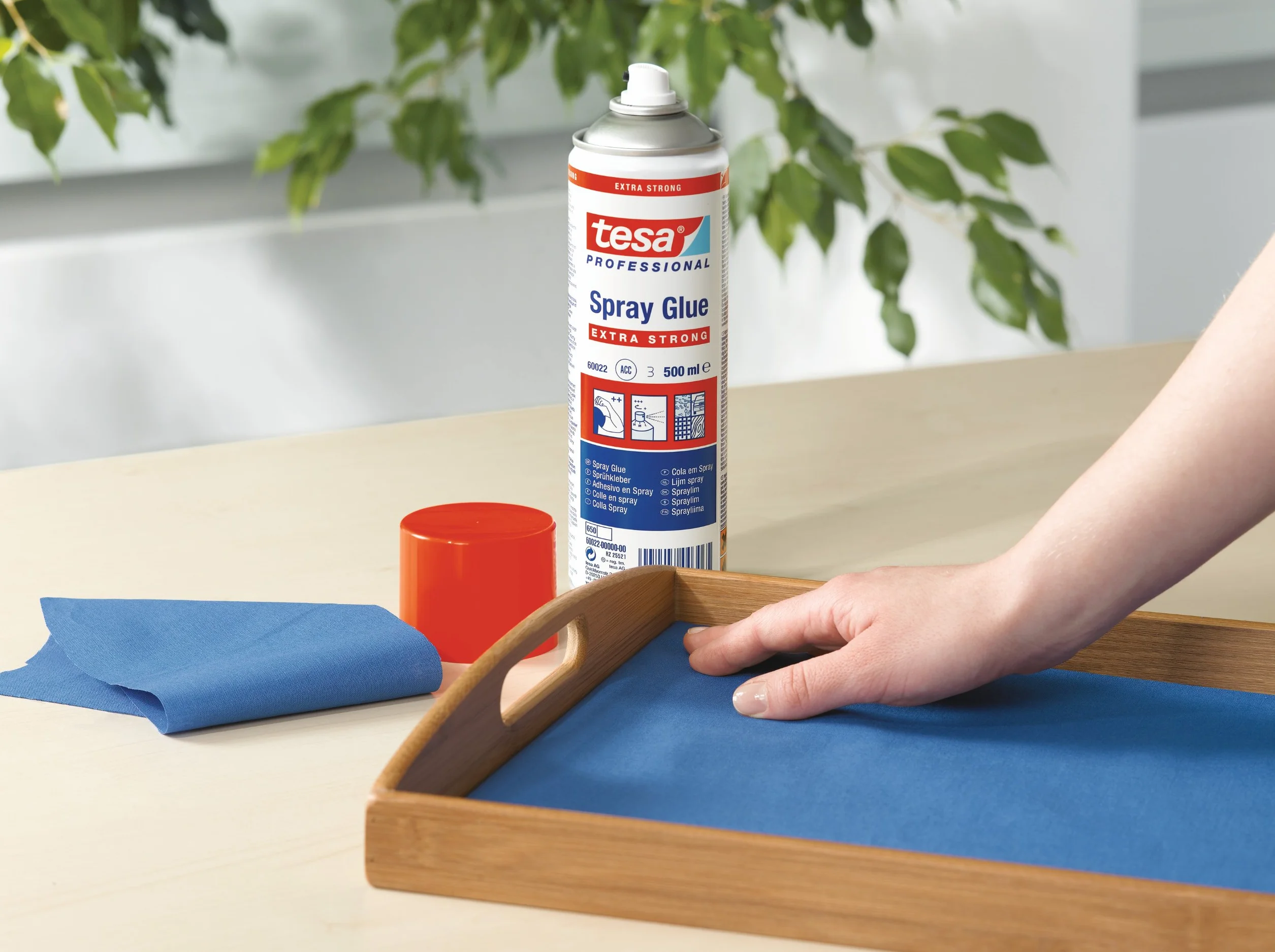 tesa Colle en Spray Extra Forte Professionnelle – Collage Permanent pour Tous Types de Matériaux (Caoutchouc, Tissus, Cuir, etc.) – Sans Silicone – 500 ml