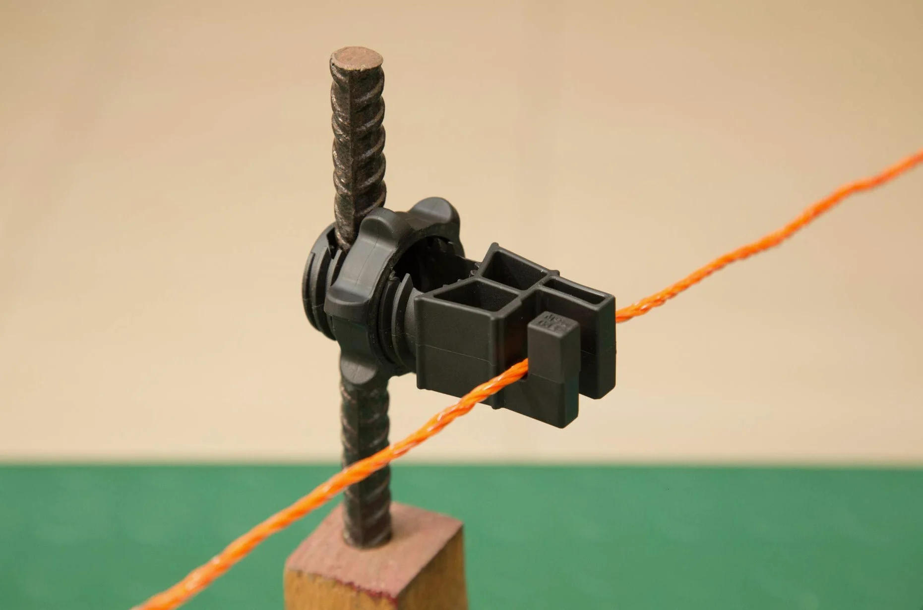Gemi Isolateur pour Clôture Électrique pour Piquets en Fer avec Support Universel 100 Pièces