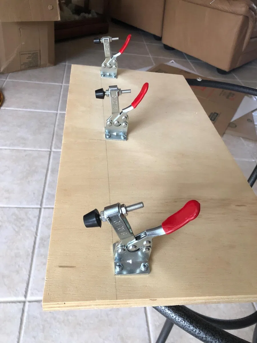 Pince à Genouillère, GH-201-B dispositif de serrage à genouillère sont en acier carbone galvanisé à, capacité de maintien environ 90 kg, antidérapant, desserrage rapide, robuste