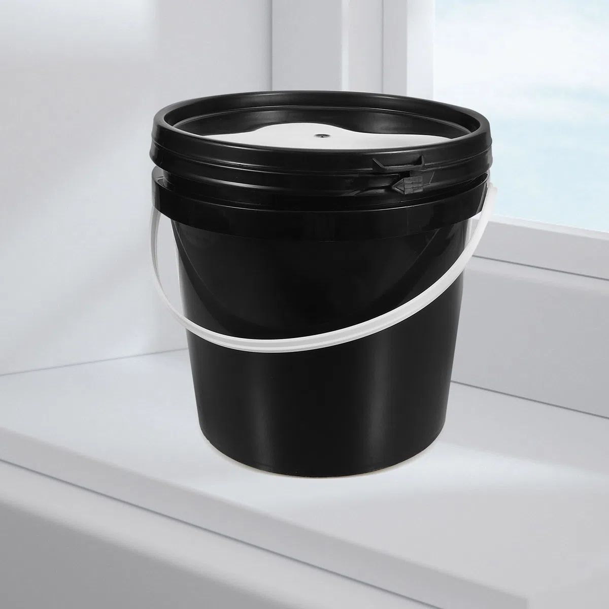 Bucket de Peinture Noir en Plastique Léger avec Poignée, Seau de Peinture avec Couvercle pour Rangement et Usage Quotidien à Domicile, Capacité 2l